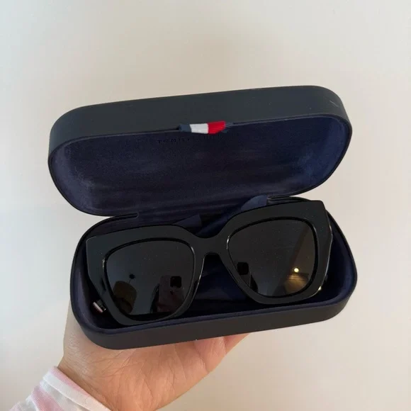 Tommy Hilfiger 2223/S Black Squared Sunglasses - www.joarbit.com display picture 3